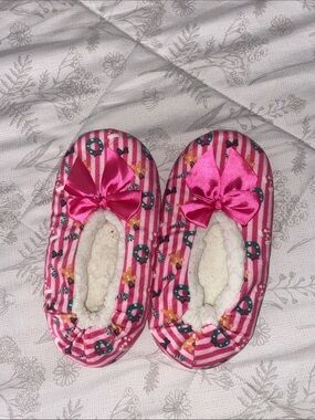 Bow Christmas slippers